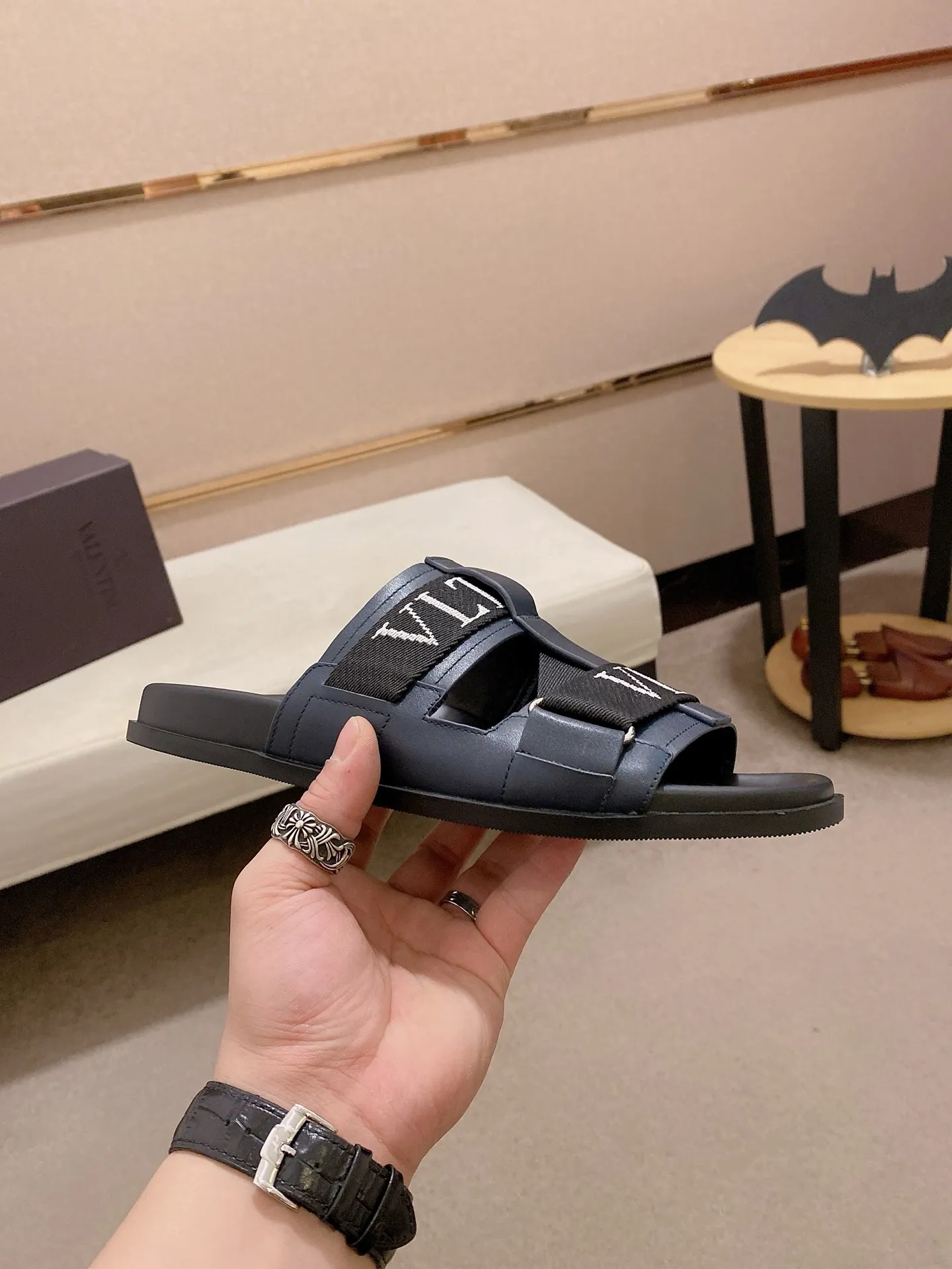 Men's shoes 💰: 480💰[Valentino] New couple 👫Boutique slippers, counter quality, classic plaid, the actual workmanship is quite complex🔰The uppers are made of imported fabrics➕🐑Sheepskin lining, which tests the craftsman's craftsmanship➕original PU outsole. Size: Women’s size: 35-44. Men's size 38-44 (can be customized to size 45, non-refundable)